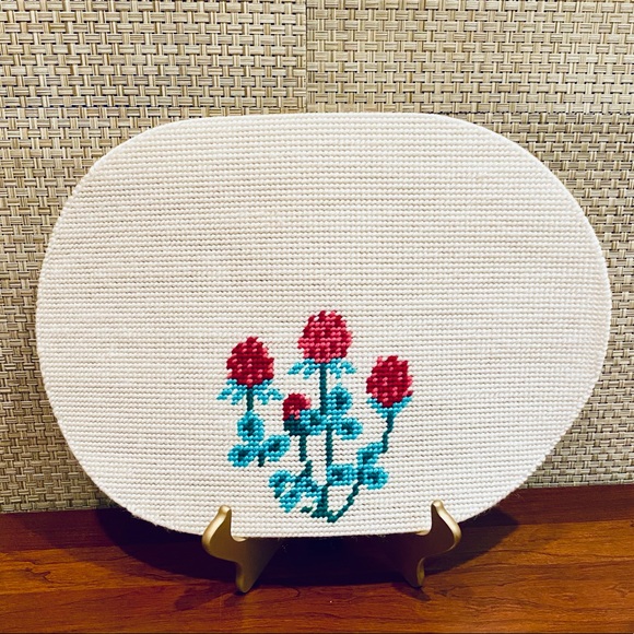 🌟HP🌟NWOT Handmade Needlepoint Floral Placemats 4 - Picture 2 of 8
